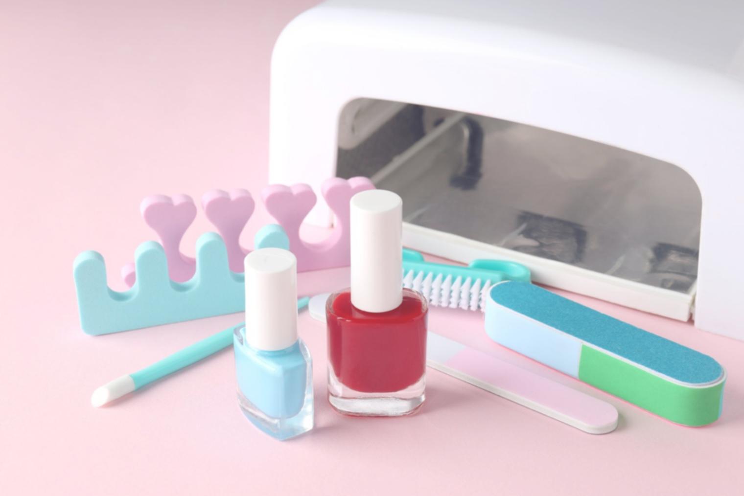 Professionnel travaillant dans un salon d'ongles moderne