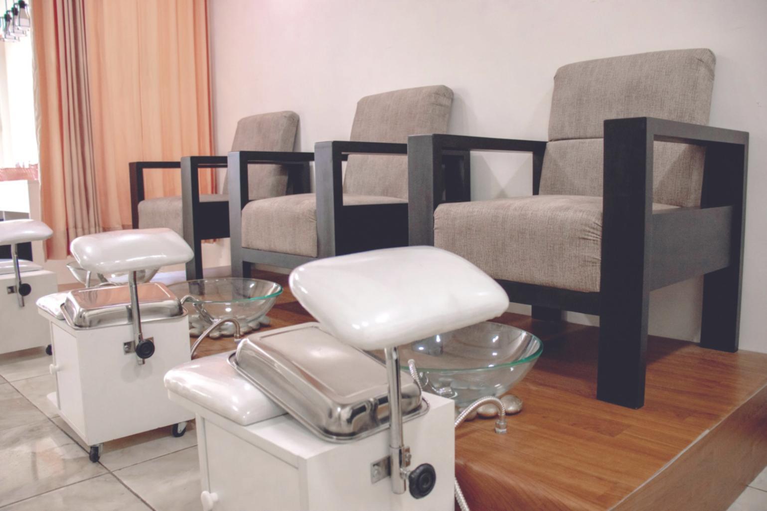 Espace de formation moderne équipé pour la pratique de l'onglerie