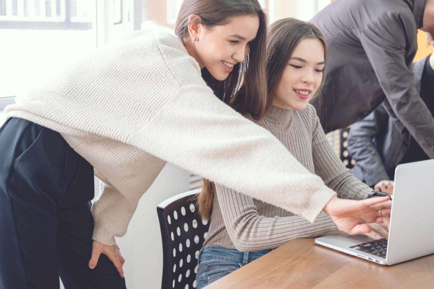 Espace de formation pour professionnels de l'onglerie avec équipement moderne